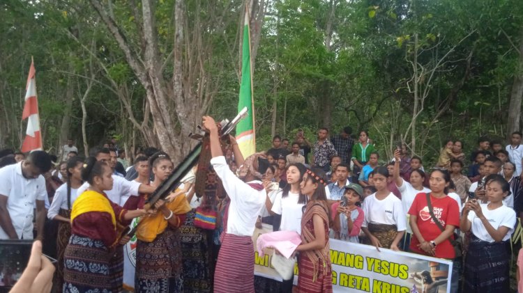 Polsek Waigete Polres Sikka Polda NTT Amankan Kirab Salib Nusra Youth Day.
