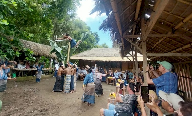 “Wisatawan Prancis Terpikat Pesona Budaya Sikka di Sanggar Doka Tawa Tanah”