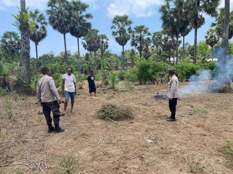 “Polri Hadir untuk Petani: Polsek Kewapante Polres Sikka Tinjau dan Bantu Persiapan Lahan Jagung di Desa Langir”