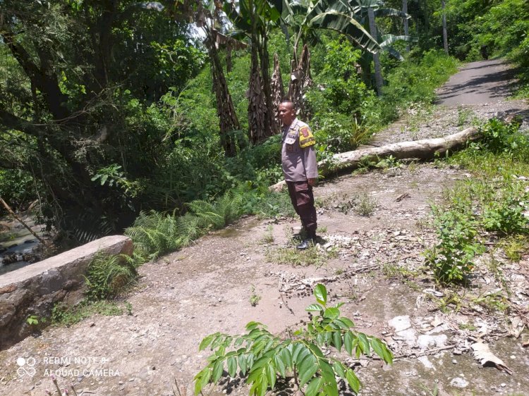 “Jembatan Putus di Hewokloang, Bhabinkamtibmas Wolomapa Sikka Sigap Lakukan Patroli dan Imbau Warga Waspada”
