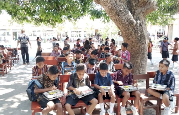“Polres Sikka Polda NTT Pastikan Program Makan Bergizi Gratis Berjalan Aman dan Tepat Sasaran”