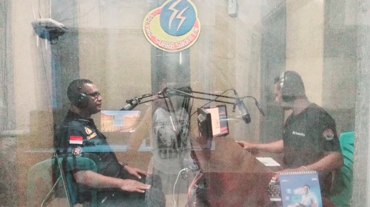 POLRES SIKKA POLDA NTT GANDENG DINAS KOMINFO KAB.SIKKA SOSIALISASI LITERASI DIGITAL MELALUI TALKSHOW SIARAN RADIO SUARA SIKKA