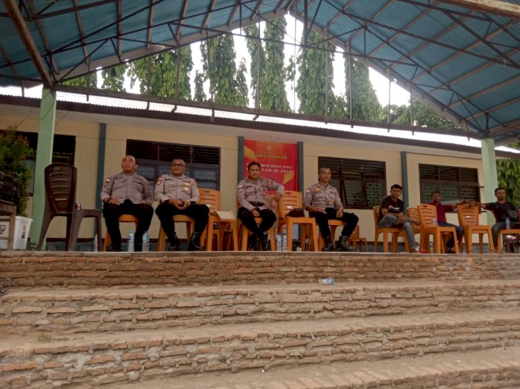 Aksi Seru di Lapangan SMAN 1 Maumere, Polsek Alok  Polres Sikka Polda NTT Siaga Amankan Turnamen Voli SMA Sikka