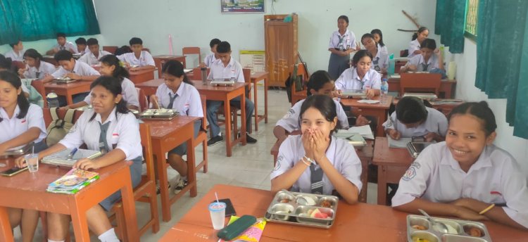Peduli Gizi Anak Bangsa, Polres Sikka Polda NTT Aktif Awasi Penyaluran Program MBG di Lapangan