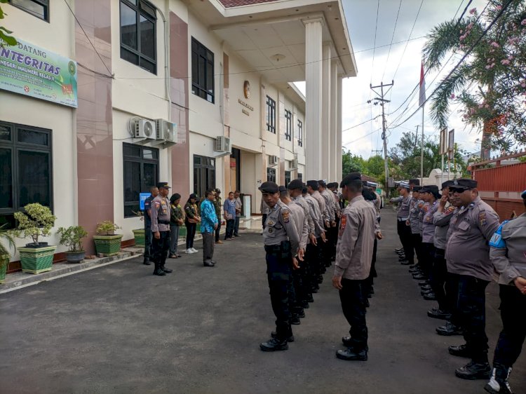 Eksekusi Lahan di Jalan Raja Centis Maumere Dikawal Ketat Personel Polres Sikka Polda NTT