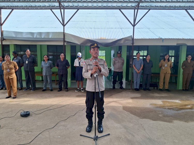 Kasat Binmas Polres Sikka Polda NTT Jadi Irup Apel Bendera di SMPN 3 Maumere, Ajak Pelajar Bijak Bermedsos dan Disiplin