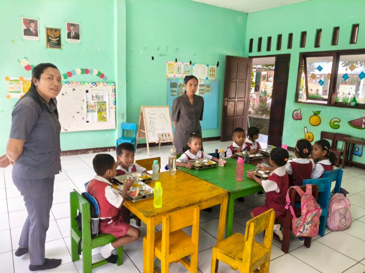 Aman dan Tepat Sasaran, Polsek Nita Polres Sikka Awasi Penyaluran Makan Bergizi Gratis di Nita