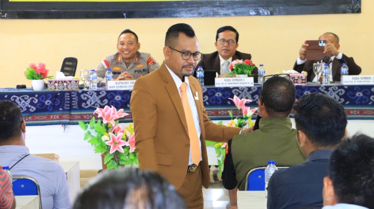 Kapolres Sikka Polda NTT Gandeng Profesor Gelar “Jum’at Curhat” Bersama Pemuda Karang Taruna Sikka  dan Mahasiswa Unipa Maumere