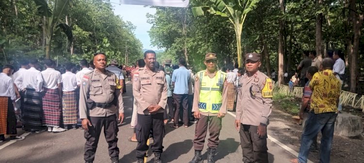 “Langkah Iman, Langkah Aman: Polsek Waigete Polres Sikka Kawal Kirab Salib Nusra Youth Day”