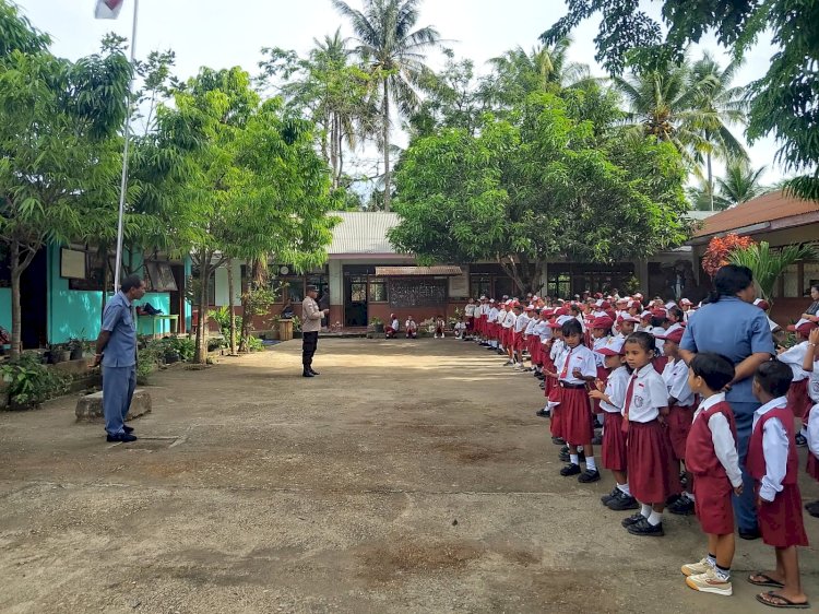 Peringati Hari Pahlawan, Bhabinkamtibmas Polsek Nita Polres Sikka Bangun Karakter Pelajar Melalui Upacara Bendera