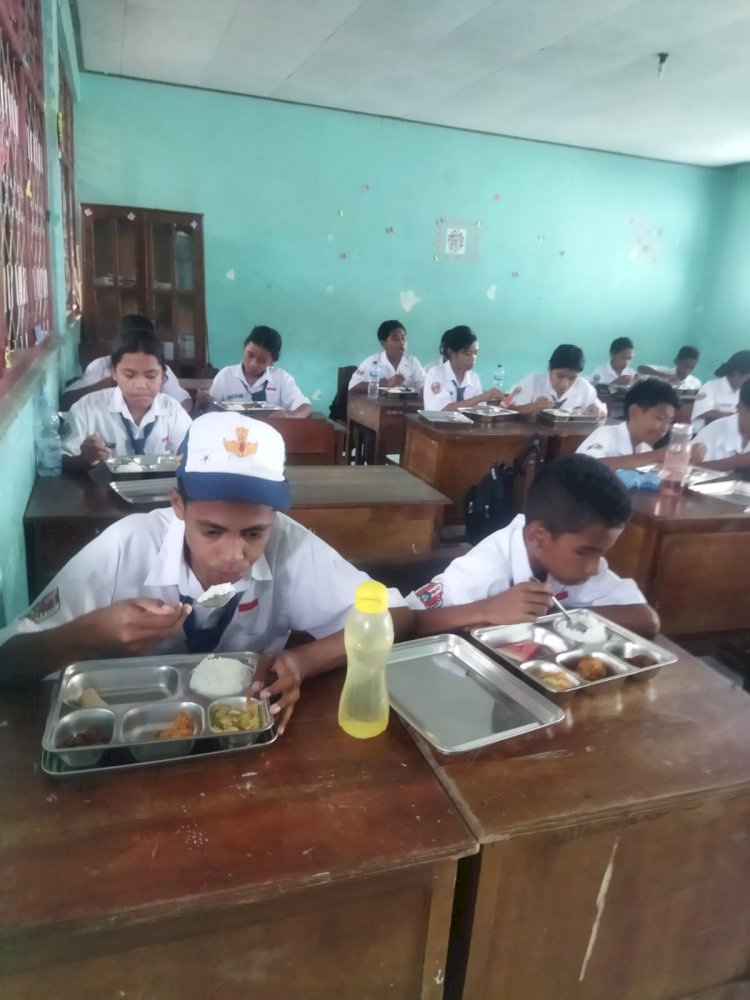 1.523 Siswa di Kecamatan Nita Terima Makanan Bergizi, Polsek Nita Polres Sikka Pastikan Penyaluran Tepat Sasaran