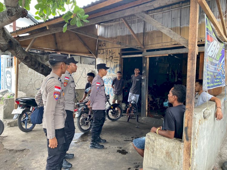 “Bangun Kesadaran Hukum, Satbinmas Polres Sikka Polda NTT Sambangi Warga”