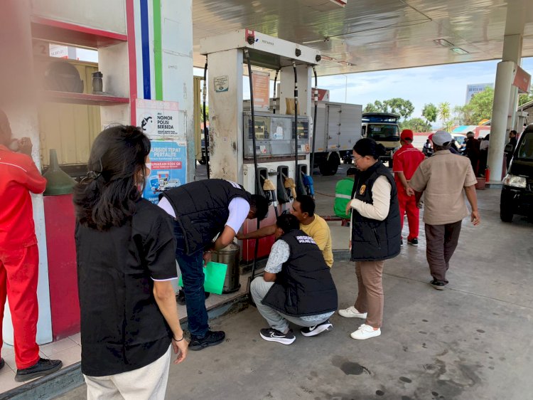 Polres Sikka Pastikan BBM Bersubsidi Tepat Takaran dan Berkualitas: Unit Tipidter Gelar Pengawasan di SPBU Madawat