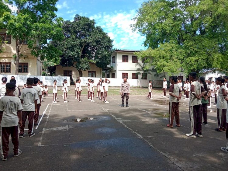 Polsek Kewapante Polres Sikka Latih 140 Siswa SMP San Carlos Habi, Tumbuhkan Disiplin Lewat PBB