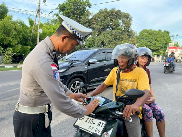 Hujani Maumere dengan Stiker Himbauan, Satlantas Polres Sikka Polda NTT Genjot Tertib Lalu Lintas di Operasi Zebra 2025