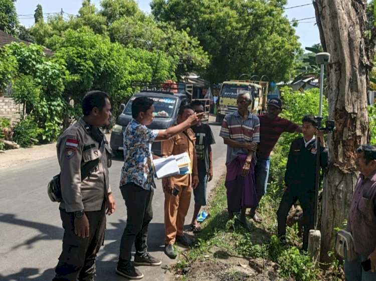 Pengukuran Tanah Warga di Pesisir Lela, Bhabinkamtibmas Jadi Penjaga Transparansi dan Kedamaian