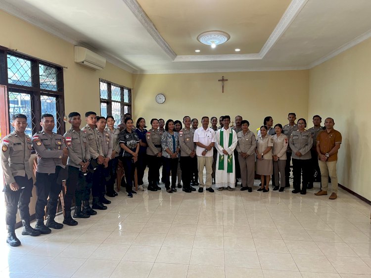 “Seragam Boleh Wibawa Hati Tetap Religius: Anggota Polres Sikka Polda NTT Rutin Ikuti Pembinaan Rohani”