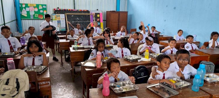 “Presisi Gizi di Sikka: Distribusi MBG Berjalan Mulus untuk 27.727 Warga dalam Sehari!”