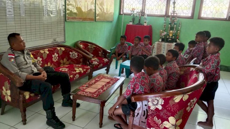 “Siswa Aman, Sekolah Nyaman: Bhabinkamtibmas Polsek Lela Polres Sikka Gencarkan Sosialisasi Kamtibmas”