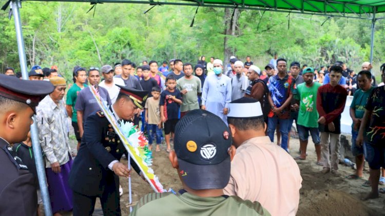 Tembakan Salvo Iringi Pemakaman Dinas AIPTU Darwis, Polres Sikka Polda NTT Beri Penghormatan Tertinggi
