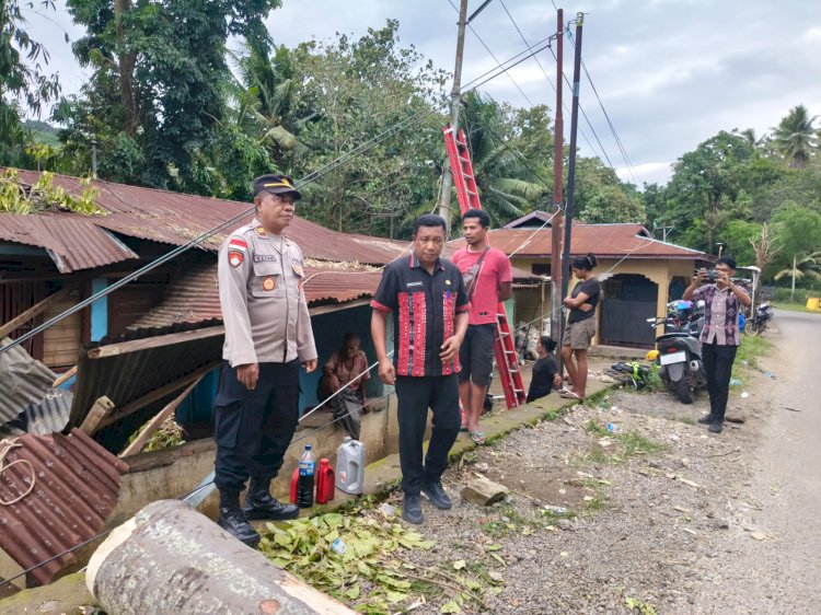 “Musibah di Ritagete: Pohon Tumbang Hantam Rumah Warga, Polsek Nita Polres Sikka dan Pemerintah Sigap Bertindak”