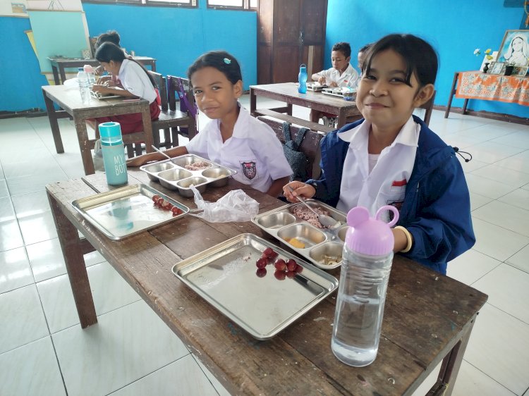 Dari Dapur SPPG Koting, Gizi Sehat Mengalir ke Ribuan Anak Sikka, Dikawal Ketat Polres Sikka Polda NTT