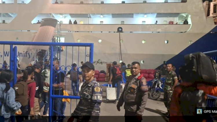 Ratusan Penumpang Padati Pelabuhan Maumere, Pengamanan Ketat KM Lambelu Berjalan Kondusif