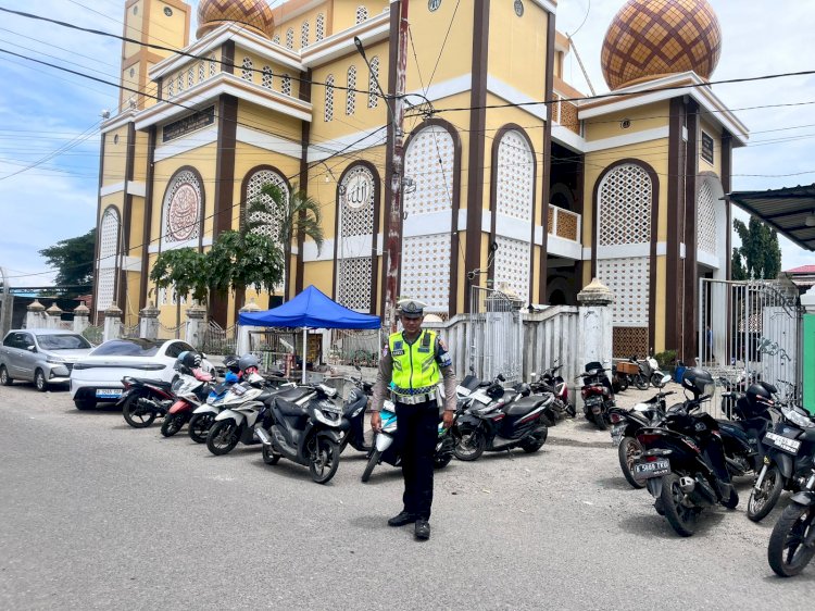 Jumat Aman di Masjid Al-Muhajirin, Satlantas Polres Sikka Polda NTT Pastikan Lalu Lintas Kondusif