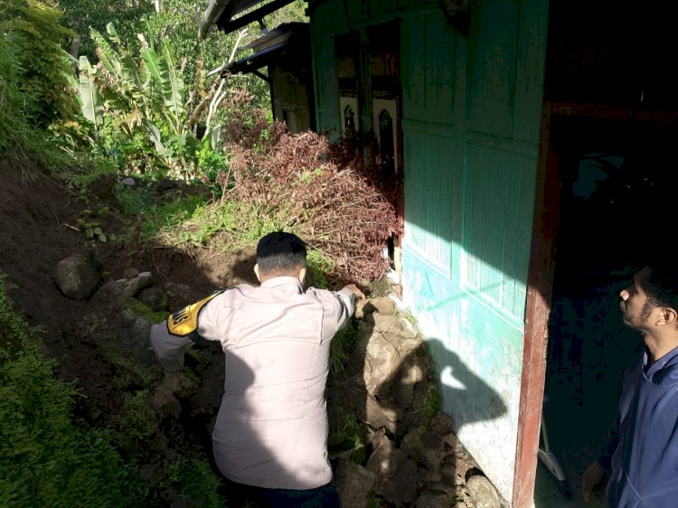 Longsor Terjang Permukiman Warga Kajowair, Polres Sikka Polda NTT Bergerak Cepat