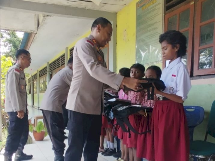 “Kapolres Sikka Menembus Pelosok Waigete, Ulurkan Bantuan Pendidikan untuk Anak Negeri”