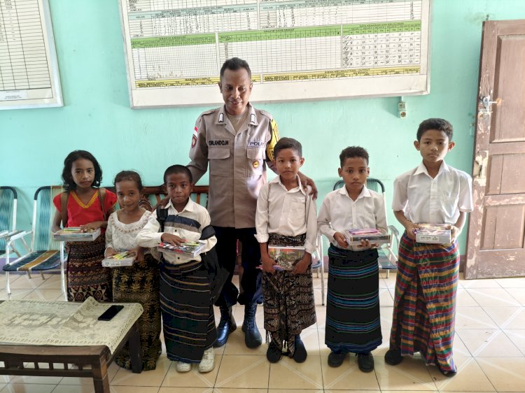 Sentuhan Humanis Polres Sikka Pold NTT di Palue, Bhabinkamtibmas Ringankan Beban Siswa Kurang Mampu
