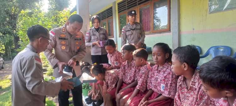 Sepatu untuk Asa: Kepedulian Kapolres Sikka Menguatkan Semangat Belajar Anak Desa Hoder