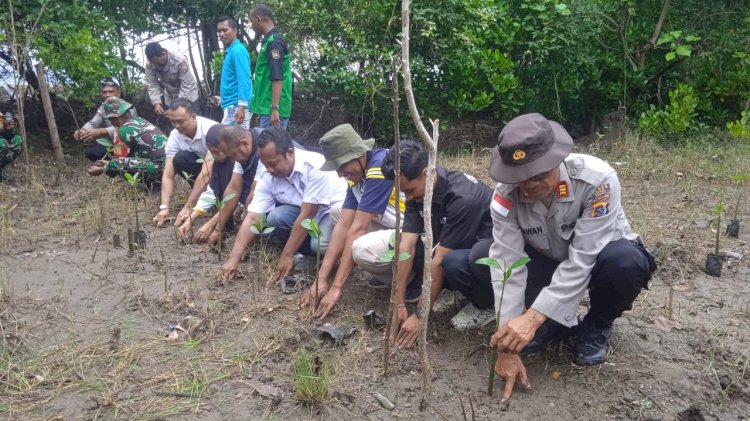 Sinergi Nyata Aparat dan Jurnalis, Polsek Waigete–Polres Sikka Gandeng AWAS Hijaukan Sikka
