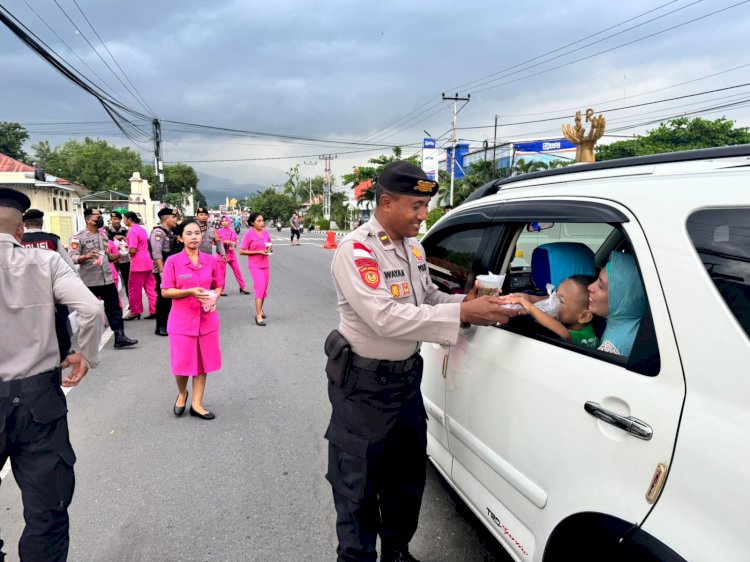 Hangatkan Ramadan 1447 H, Sat Samapta Polres Sikka Polda NTT Bersama Bhayangkari Berbagi Takjil Penuh Ketulusan
