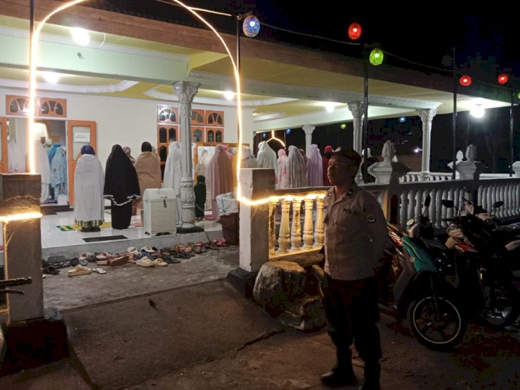“Tarawih Aman, Jamaah Nyaman: Komitmen Polsek Kewapante Polres Sikka Amankan Sholat Tarawih di Tiga Masjid”