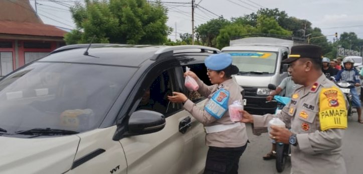 Di Senja Ramadan 1447 H, Propam Polres Sikka Turun ke Jalan: Menebar Takjil, Meneguhkan Kepercayaan