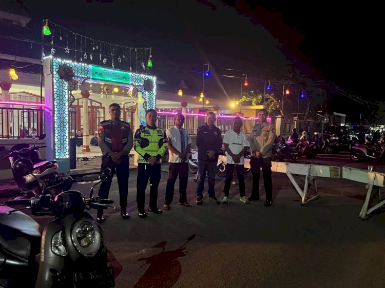 Polres Sikka Polda NTT Pastikan Malam Ramadhan Kondusif, Ratusan Umat Tenang Jalani Tarawih
