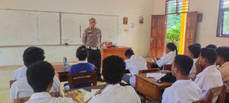 Edukasi Keselamatan Jalan, Satlantas Polres Sikka Polda NTT Sambangi Pelajar SMAK Caritas