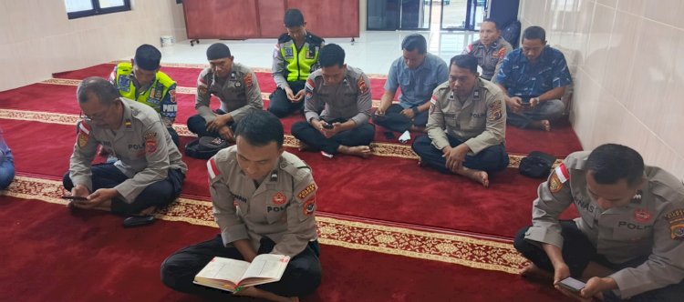 Sejukkan Jiwa di Tengah Tugas, Personel Polres Sikka Polda NTT Ikuti Pembinaan Rohani Lintas Agama