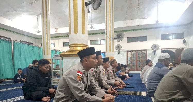 Ramadhan Penuh Kebersamaan, Personel Muslim Polres Sikka Polda NTT Gelar Tarawih Keliling
