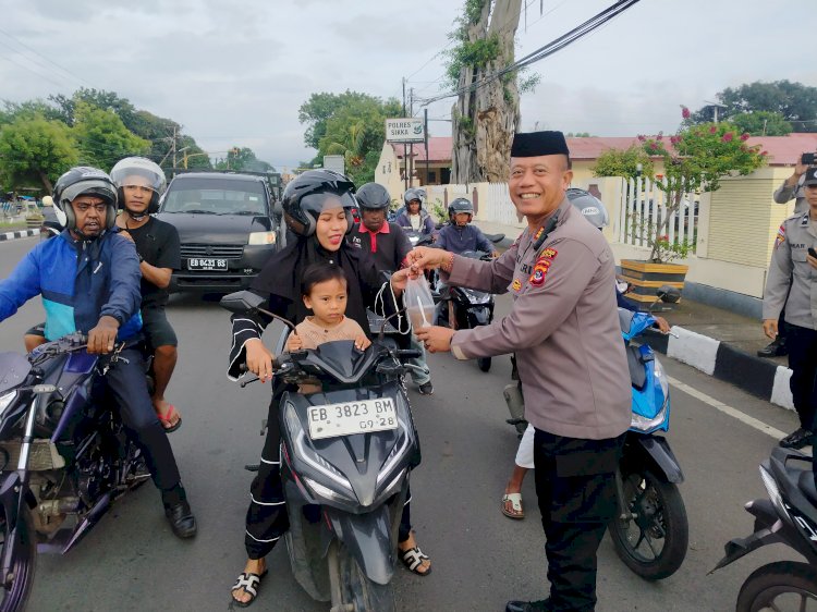 Polres Sikka Polda NTT Hadirkan Semangat Berbagi Ramadan Melalui Aksi Sosial Pembagian Takjil