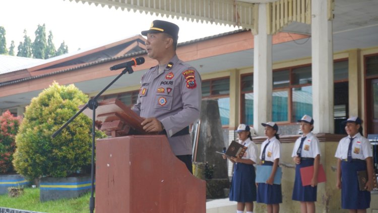 Polres Sikka Polda NTT Tanamkan Disiplin dan Literasi Digital kepada Pelajar dalam Upacara Bendera di SMPK Frater Maumere