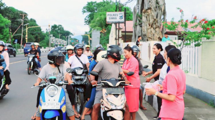 Personil Seksi Humas Polres Sikka Polda NTT Bagikan Takjil Kepada Warga Sikka