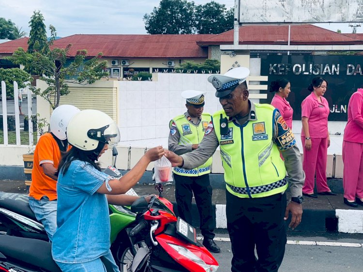 “Di Balik Seragam dan Sirene: Satlantas Polres Sikka Tebar Takjil, Hadirkan Wajah Humanis di Jalan Raya”