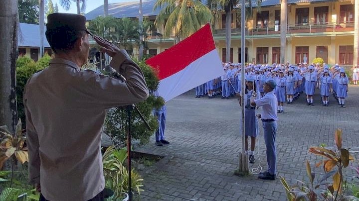“Irup di SMAK Frater, Kasat Binmas Polres Sikka Gaungkan Disiplin, Persatuan, dan Etika Digital”