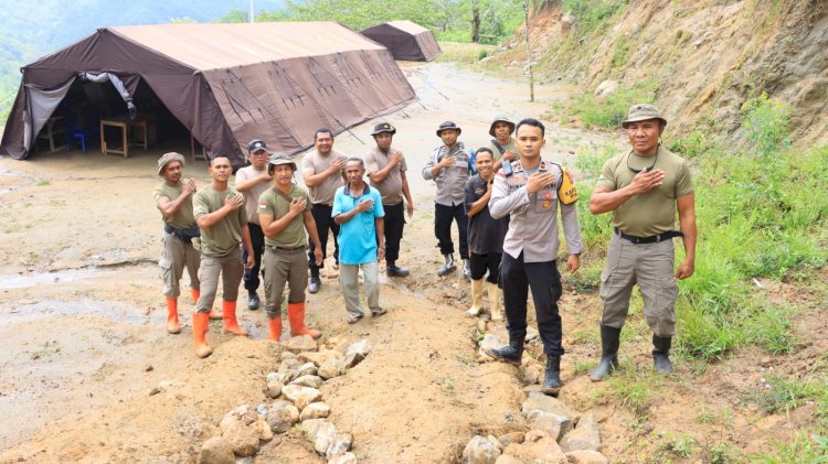 “Polres Sikka Tunjukkan Kepedulian: Bantuan Material dan Gotong Royong Benahi Akses SMPN Sa Ate 48 Gaikiu”