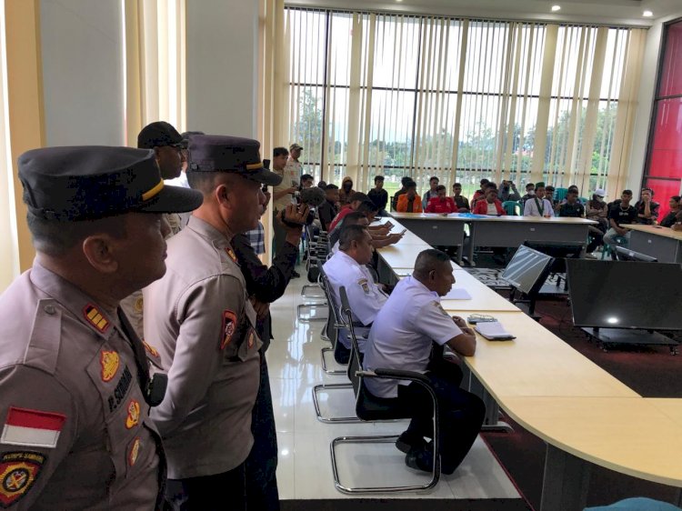 “Mahasiswa Turun ke Jalan, Pengamanan Ketat  Polres Sikka Warnai Aksi Evaluasi Kinerja Bupati Sikka”