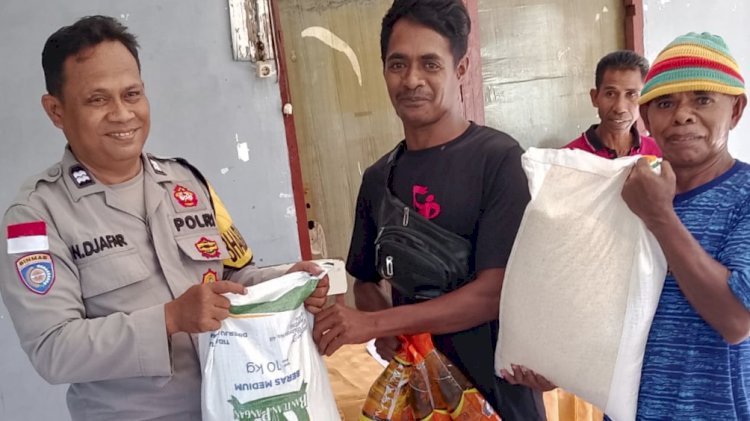 Warga Beru–Wairotang Sikka Tersenyum, Bantuan Pangan Disalurkan; Bhabinkamtibmas Sisipkan Pesan Kamtibmas dan Layanan 110