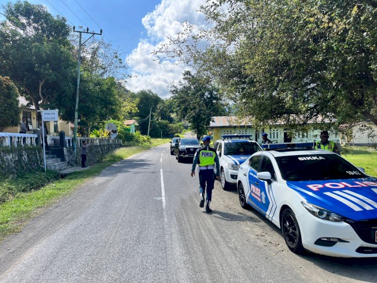 Kawal Jalur Strategis, Satlantas Polres Sikka Pastikan Perjalanan Laksda Joni Sudianto Tanpa Hambatan