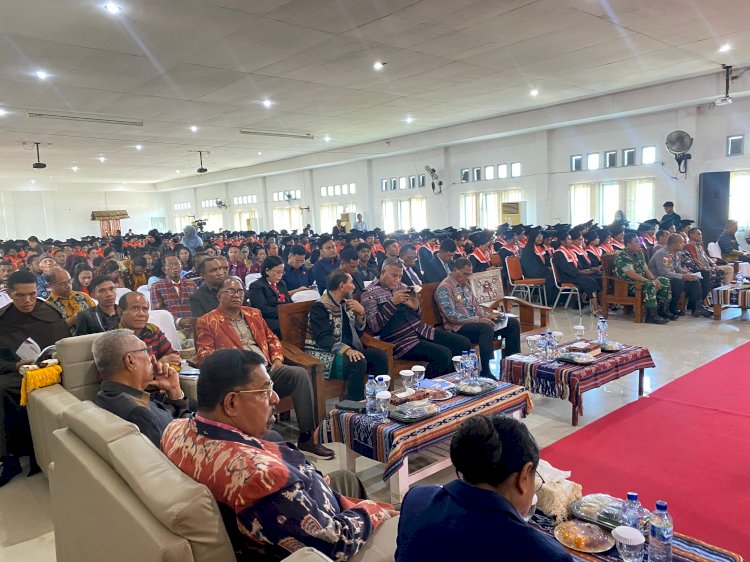 435 Wisudawan UNIPA Maumere Resmi Dikukuhkan, Wagub NTT Tekankan Peran Sarjana sebagai Penggerak Pembangunan Daerah